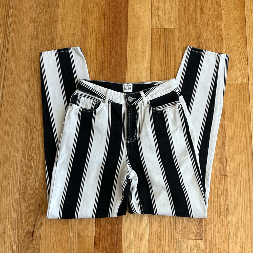 EUC - BDG Black & White Stripe High-Waisted Mom Jeans - Size 25